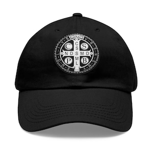 Peut inclure: Une casquette de baseball noire avec un patch blanc représentant une croix et les mots "C.S.S.M.D. P.M.L.B."