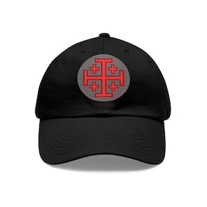 Peut inclure: Casquette de baseball noire avec un patch en forme de croix gris et rouge. La croix est un symbole de Jérusalem.