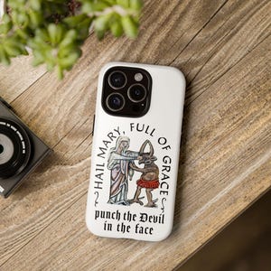 Weesgegroet, sla de duivel in het gezicht Witte telefoonhoes, iPhone, Google Pixel, Samsung Galaxy, katholiek, priester, cadeau, grappig