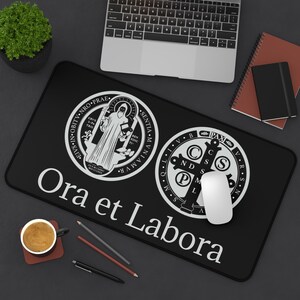 Alfombrilla de escritorio con medalla de San Benito Ora et Labora, católica, regalo, estética, benedictina, tradicional, religiosa, oración, bendición, fe.