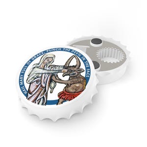 Puede incluir: Un abrebotellas blanco con un diseño circular que presenta una ilustración de una figura religiosa golpeando a un diablo. El texto alrededor de la imagen dice: "HAIL MARY FULL OF GRACE, PUNCH THE DEVIL IN THE FACE."