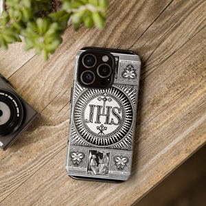 IHS Heilige naam van Jezus zwart telefoonhoesje, iPhone, Google Pixel, Samsung Galaxy, katholiek geschenk, priester, esthetiek, januari, traditioneel, kunst
