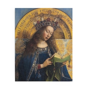 Pu&ograve; includere: Un dipinto di una donna che indossa una corona e una veste blu, mentre legge un libro. La donna &egrave; circondata da un'aureola dorata con testo in latino. Il testo recita "HEDE SPECIOSIOR SOLE + SVD SEM STELLARY DISDO ODHTH IVEIT HTT + SPEAST SN".