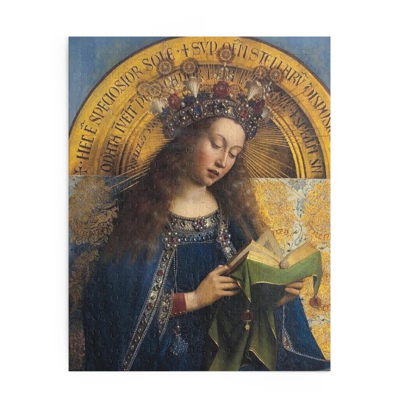 Pu&ograve; includere: Un dipinto di una donna che indossa una corona e una veste blu, mentre legge un libro. La donna &egrave; circondata da un'aureola dorata con testo in latino. Il testo recita "HEDE SPECIOSIOR SOLE + SVD SEM STELLARY DISDO ODHTH IVEIT HTT + SPEAST SN".
