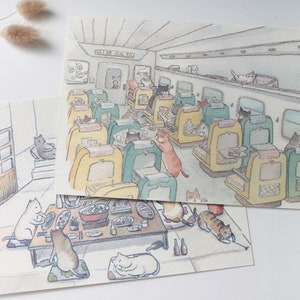 Könnte beinhalten: Zwei Aquarelldrucke mit Katzen in verschiedenen Umgebungen. Ein Druck zeigt Katzen in einem Zug, der andere zeigt Katzen, die an einem Tisch speisen. Die Drucke haben eine weiche, pastellfarbene Farbpalette und einen skurrilen Stil.