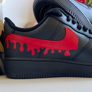 ハンドペイントで仕上げた、しっとりとしたエア フォース ワン。ブラックのカスタム大人用 AF1 スニーカー/トレーナー。カラーはカスタマイズ可能です。（受注生産）