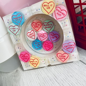 Leuke aangepaste asbak - Love Hearts. Vierkante snuisterij van glitterhars met kleurrijke handgeschilderde vulstoffen. Cool nieuwigheidscadeau (op bestelling gemaakt)