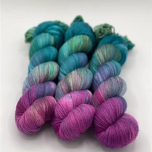 Hand-Dyed Luxury Yarn | Merino Wool | Arcane Fibre Works -  Preacock Feathers - Chunky Weight