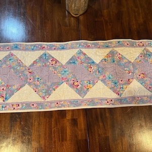 Handmade Easter Table Runner – Quilted Spring Floral Pastel Decor afbeelding 1