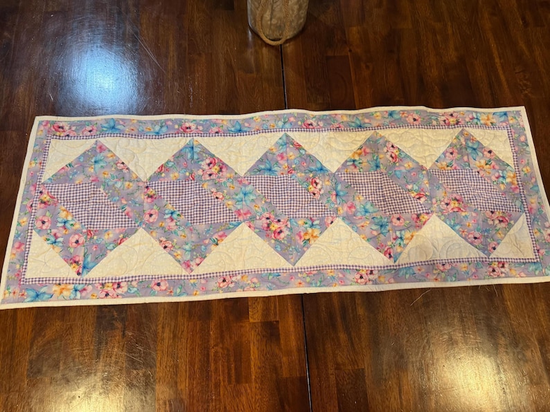 Handmade Easter Table Runner – Quilted Spring Floral Pastel Decor afbeelding 1
