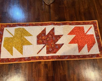 Fall Table Runner Quilted – Autumn Leaves Thanksgiving Table Decor