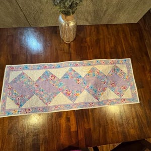 Handmade Easter Table Runner – Quilted Spring Floral Pastel Decor afbeelding 2