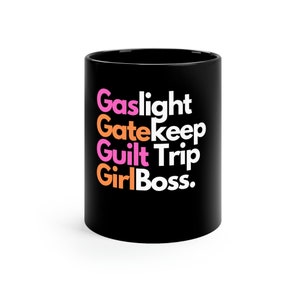 Peut inclure: Mug à café noir avec du texte blanc qui dit "Gaslight Gatekeep Guilt Trip GirlBoss."