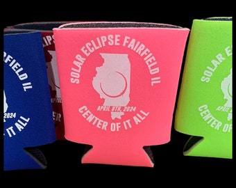Eclipse solar 2024 Coozies. Fairfield IL Center de todo puede ser genial. ¿Pueden los abrazos? Variedad de colores. Botín de eclipse total.