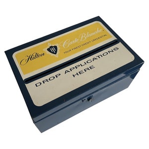 Vintage Hilton Carte Blanche Kreditkarten Applikation Blau Gelb aus Blech 50er 60er Jahre