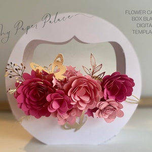 Lot rond de svg de boîte de bouquet, avec des fleurs roulées, des feuilles, des papillons, un ensemble d'abeilles, un panier rond svg, des lignes de score cricut, des tirets, un bouquet