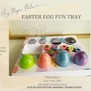 Puede incluir: Una bandeja de juego de huevos de Pascua imprimible con insertos para artículos de Dollar Tree. La bandeja es blanca con un patrón floral rosa, verde y azul. Incluye cuatro huevos de Pascua de plástico, dos vasos de plástico transparentes y varios recipientes pequeños de plástico con tapas de colores.