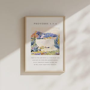 Könnte beinhalten: Gerahmter Kunstdruck mit einer Aquarelllandschaft mit See, Bergen und farbenfrohem Laub. Der Text "PROVERBS 3:5-6" steht oben, darunter ein inspirierender Text. Der Rahmen ist hellbeige.