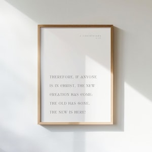 Puede incluir: Una impresión enmarcada con fondo blanco y texto negro. El texto dice "2 Corintios 5:17. Por tanto, si alguno está en Cristo, nueva criatura es; las cosas viejas pasaron; he aquí todas son hechas nuevas."