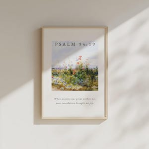 Puede incluir: Impresión artística enmarcada con una pintura de acuarela de un prado de flores silvestres. La impresión incluye el texto "PSALM 94:19" y una cita sobre la alegría. El marco es de color madera clara.