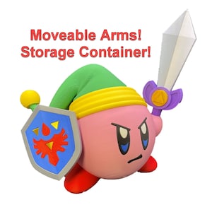 Può includere: Una statuetta stampata in 3D rosa e rossa di un personaggio che tiene una spada e uno scudo. Il personaggio indossa un cappello verde e una fascia gialla. Il testo "Moveable Arms! Storage Container!" è scritto sopra il personaggio.