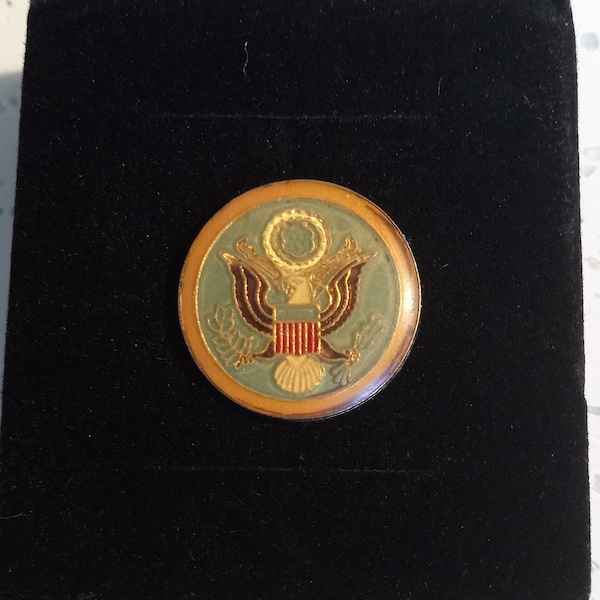 Épingle en émail vintage des années 1960 du grand sceau des États-Unis
