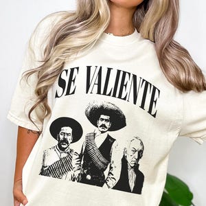 Stolzes mexikanisches T-Shirt Latein Grafik-mexikanisches Geschichts-Hemd sei mutig Se Valiente Orgullosa Orgulloso mexikanischer Stolz T Weinlese-Komfortfarben