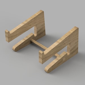Puede incluir: Un soporte para portátil de madera con dos piezas inclinadas conectadas por una clavija de madera. El soporte está hecho de madera marrón claro y tiene un acabado natural.
