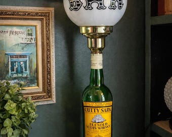 Lampa stołowa Vintage Cutty Sark w kształcie butelki | BAR Milk Glass Globe, lampa stołowa w odcieniu mosiądzu