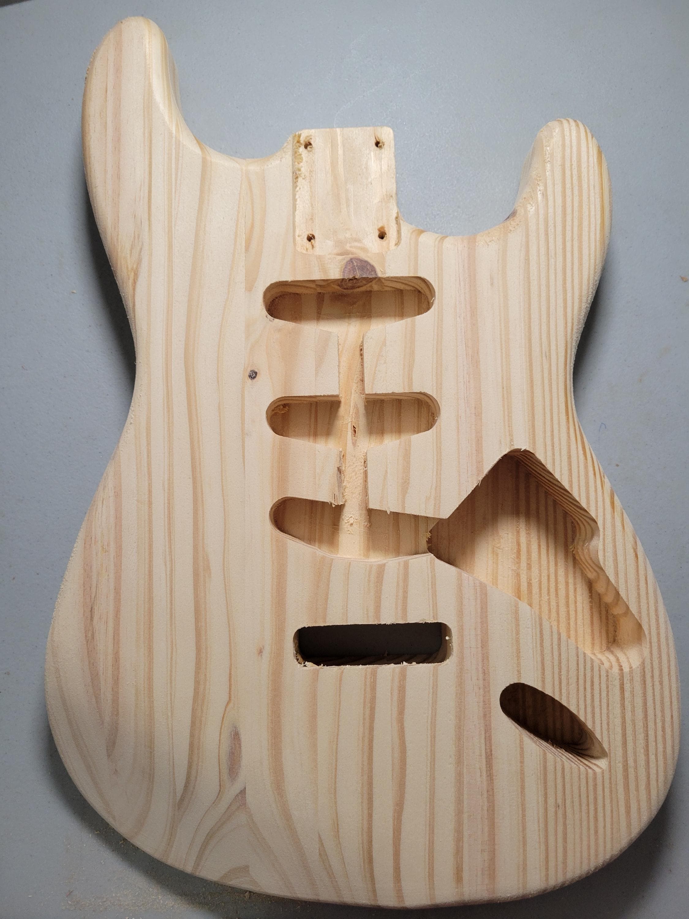 ストラトキャスター　ボディー国内個人製作品　出品します。 ストラトキャスタータイプ ギターボディー 未塗装 国内工房加工途中 アルダー？