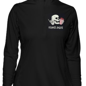 Puede incluir: Camiseta negra de manga larga con un gráfico de calavera sosteniendo una taza de café y el texto "Night Shift".