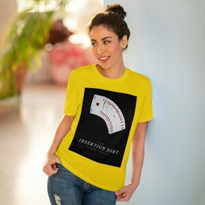 Puede incluir: Camiseta amarilla con un gráfico cuadrado negro que presenta una baraja de cartas extendida en abanico y el texto "Insertion Sort".