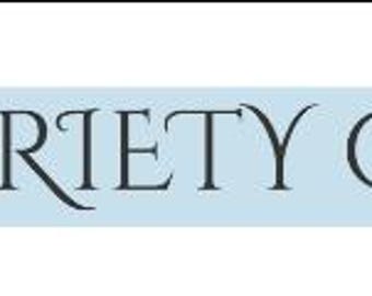Puede incluir: Una pancarta azul claro con las palabras "DAILY SOBRIETY CHECKLIST" en una elegante escritura azul oscuro. El texto está centrado y la pancarta tiene un diseño simple y limpio.