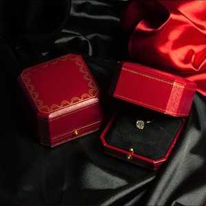 Luxury Creative Design Beautiful Clover Shape Red Wedding Ring Packaging  Box Jewelry Packaging Display Gift Box