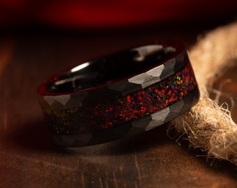 El Jinete del Dragón - Anillo para hombre de ópalo negro de fuego triturado y tungsteno negro martillado, anillo de boda para hombre, alianza de boda para hombre, anillo para hombre, regalo para él