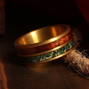 Anillo de ágata musgosa de oro de 8 mm, anillo de bodas de tungsteno pulido, anillo ecológico con tira de oro de ágata musgosa, anillo para hombre, anillo de madera de koa, anillo de bodas dorado para hombre