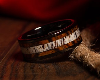 Anillo de bodas para hombre de madera de barril de whisky carbonizado y asta de ciervo, tungsteno cepillado negro, alianza de boda para hombre de madera, anillo de asta, ajuste cómodo de 8 mm