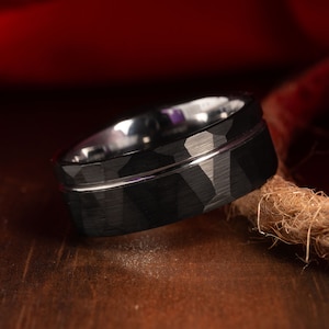 BLACK HAMMERED WEDDING Band with Polished Silver Inner Band, Men&#39;s Black Ring, Hammered Wedding Band, Men&#39;s Wedding Ring, Hammered Ring, 8mm