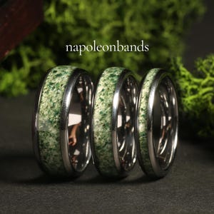 Pode incluir: Tr&ecirc;s alian&ccedil;as de prata com incrusta&ccedil;&otilde;es de pedra verde. As alian&ccedil;as est&atilde;o empilhadas uma em cima da outra. O texto "napoleonbands" &eacute; vis&iacute;vel no fundo.