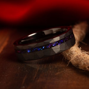Anillo Cosmo - Nebula, anillo de bodas para hombres, anillo de tungsteno negro con diseño espacial, anillo negro martillado para hombres, alianza de bodas para hombres, anillo para hombres de 6 mm