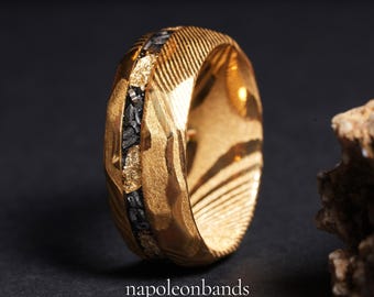 Anel de aço damasco dourado com flocos de ouro triturado e meteorito, aliança de casamento masculina, anel de noivado/aniversário com promessa de cosmos martelado para ele.