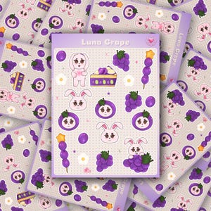 Peut inclure: Une planche d'autocollants intitulée Luna Grape présentant diverses illustrations dont un lapin rose clair, des grappes de raisin violettes, une part de gâteau au raisin, des brochettes de raisin avec des étoiles jaunes et des petites fleurs blanches.