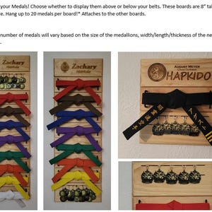 Op de afbeelding: Een houten medaillescherm met sleuven voor riemen en haken voor medailles. Het bord is 20,3 cm hoog en 38,1 cm breed. Het heeft de tekst "Zachary Hepkida" en "AUGUST MEYER Che HAPKIDO".
