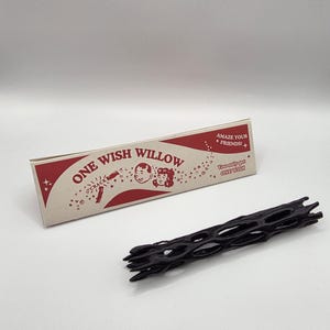 Replika rekwizytu z horroru inspirowanego One Wish Willow i przeklęte pudełko