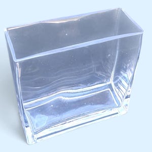 Jarrón rectangular de cristal transparente vintage, grueso y pesado, con inclusiones de burbujas, diseño geométrico minimalista y moderno.