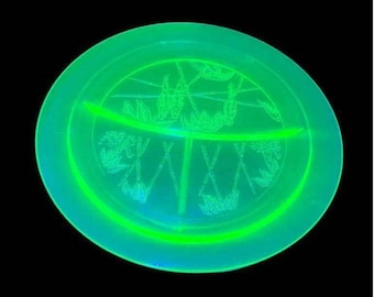 Plato llano vintage de cristal de uranio Hazel Atlas con diseño de bambú entrecruzado.