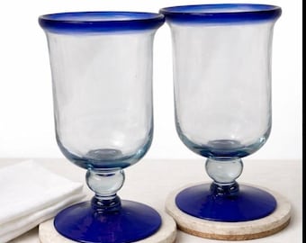 Juego de 2 copas de cristal vintage con borde azul cobalto, vidrio soplado a mano, elegantes artículos de bar.