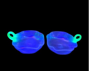 Zabytkowe, opalizujące szklane miski na pieluchy – para – epoka Wielkiego Kryzysu – nakładane uchwyty (reaktywne na promieniowanie UV) o średnicy 5,5 cala