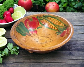 Bol de madera vintage pintado a mano para verduras: decoración rústica de estilo granja.