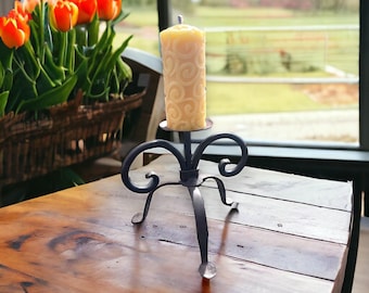 Smidd järnpelarljusstake: Rustik minimalistisk boho-inredning